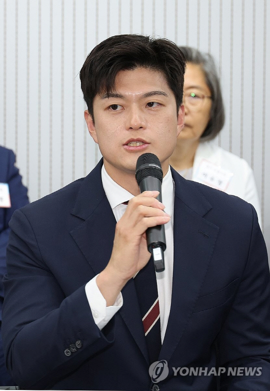 국민의힘 김용태 비상대책위원장이 10일 서울 여의도 중앙당사에서 열린 비상대책위원장 주재 원외당협위원장 간담회에서 발언하고 있다. 연합뉴스